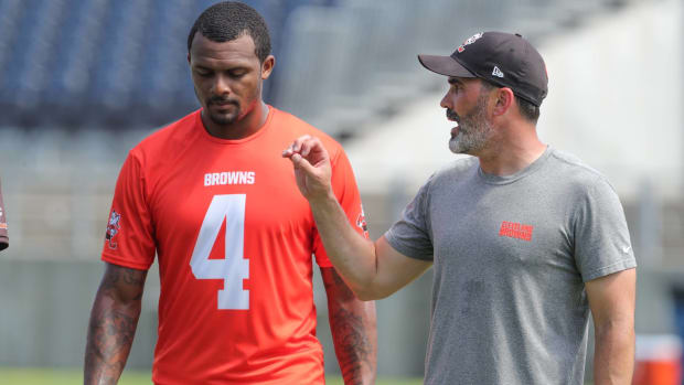 Browns quarterback Deshaun Watson and head coach Kevin Stefanski talk during practice.