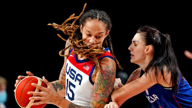Aug 6, 2021; Saitama, Japan; Team United States centre Brittney Griner (15) drives to the basket against Team Serbia centre Dragana Stankovic (14) in the women’s basketball semifinal during the Tokyo 2020 Olympic Summer Games at Saitama Super Arena.