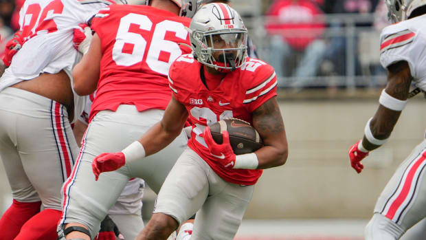 Ohio State Buckeyes running back Evan Pryor (21) carries the football during the 2022 spring football game.