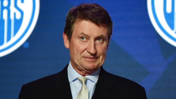 Wayne Gretzky on stage at the first round of the 2019 NHL Draft.